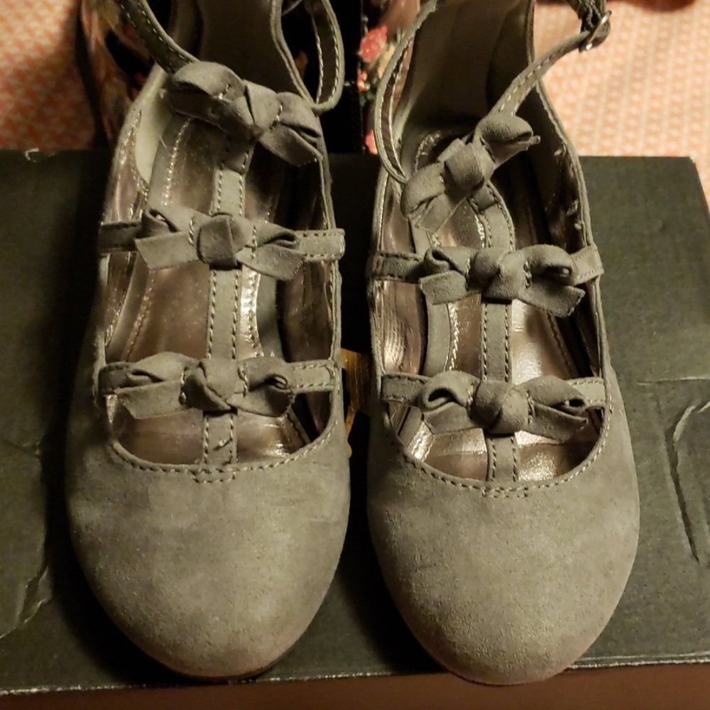 Girls shoes